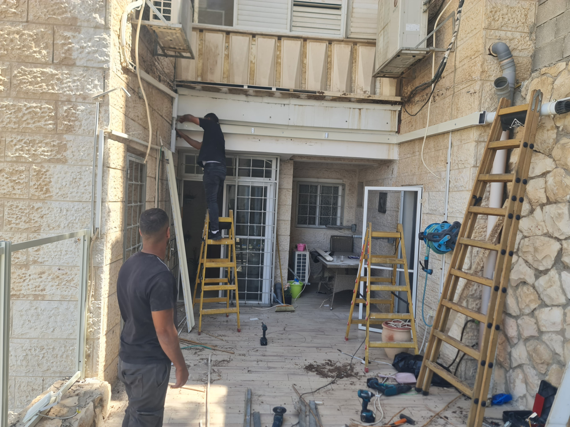 לפני — החצר בזמן ההתקנה