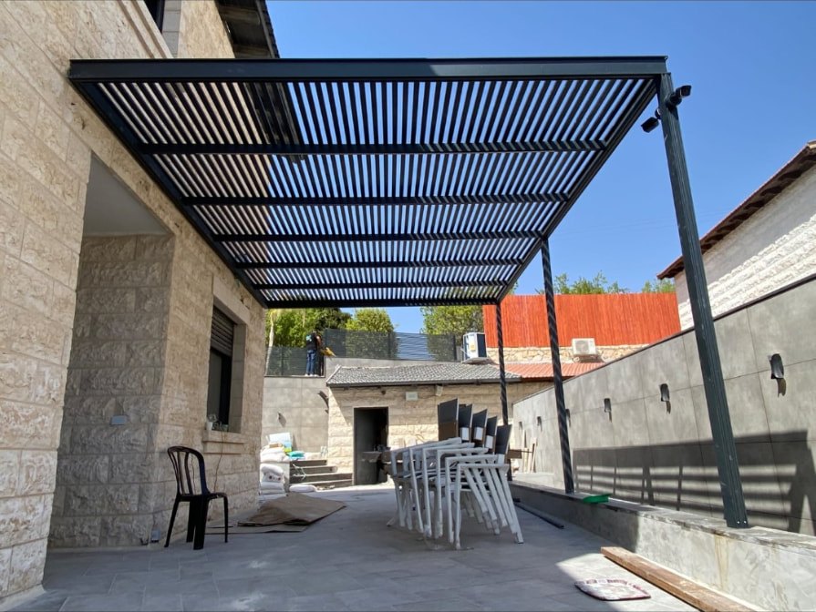 פרגולות אלומיניום קבועות ופרגולה הייטק דמוי עץ — פרויקט 6