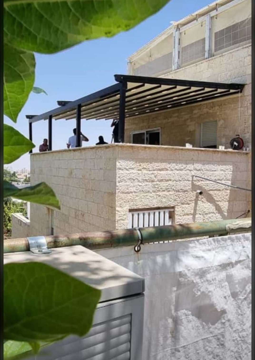 פרגולות אלומיניום קבועות ופרגולה הייטק דמוי עץ — פרויקט 2