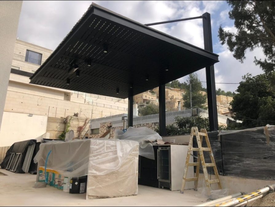 פרגולות אלומיניום קבועות ופרגולה הייטק דמוי עץ — פרויקט 4