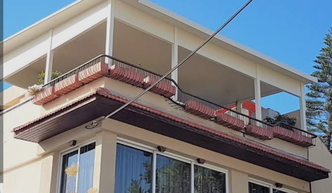 גג פאנל לבן מבודד מעל מרפסת גג בקונסטרוקציית אלומיניום