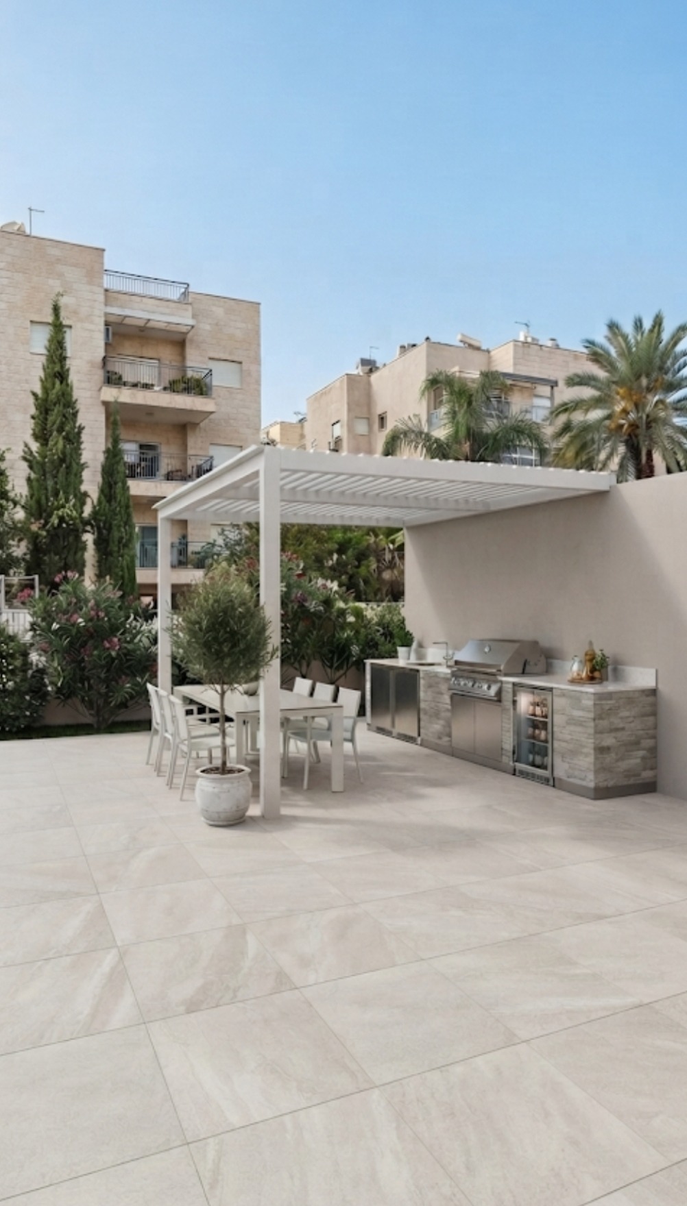 פרגולת אלומיניום לבנה מעל מטבח חוץ ופינת אוכל