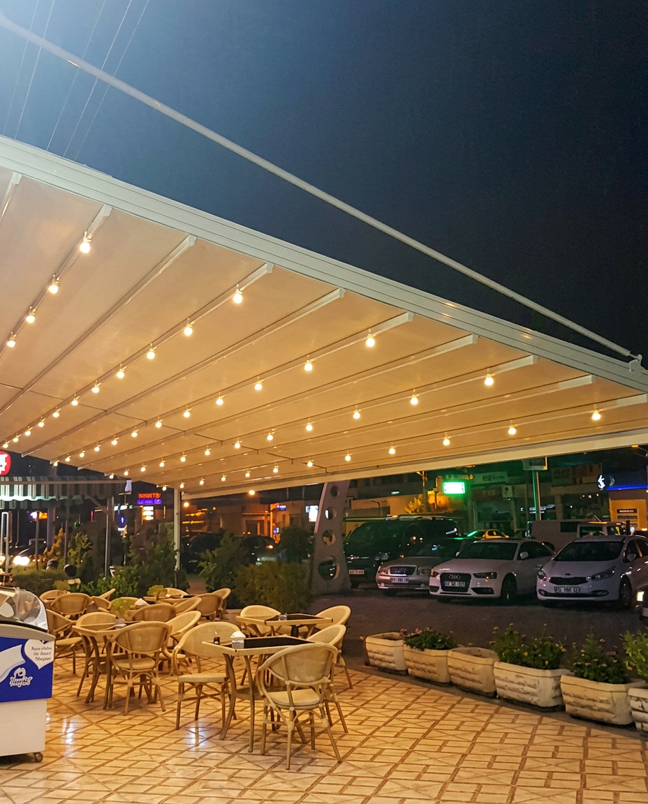פרגולת PVC חשמלית נשלפת מעל בית קפה